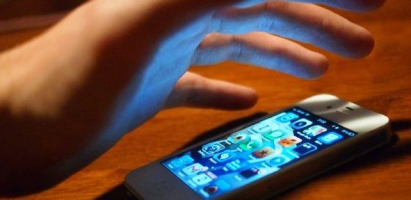 FURT CALIFICAT: Un minor a furat un telefon de pe tejgheaua unui bar FURT CALIFICAT: Un minor a furat un telefon de pe tejgheaua unui bar