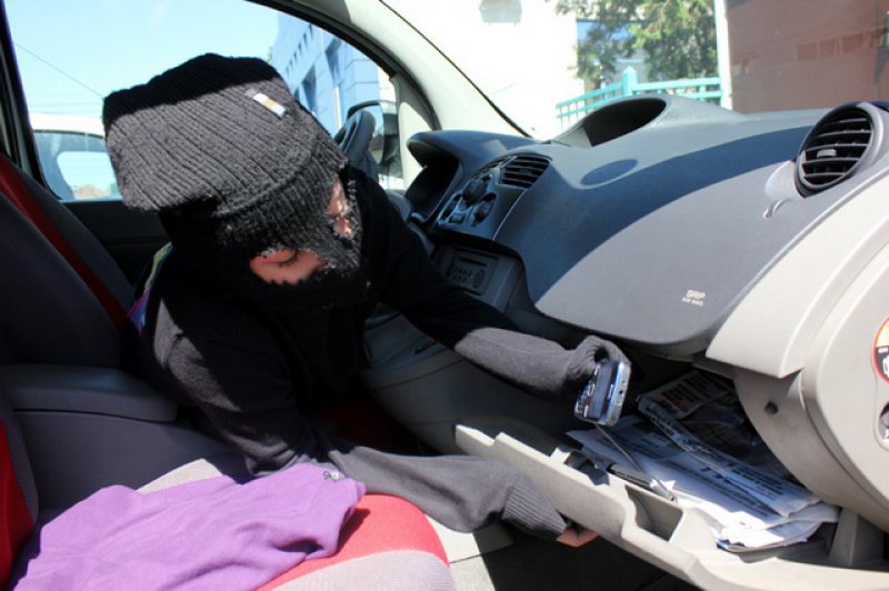 HOȚ DE MIC: Un minor a furat „la greu” din mai multe autoturisme din Sighet HOȚ DE MIC: Un minor a furat „la greu” din mai multe autoturisme din Sighet