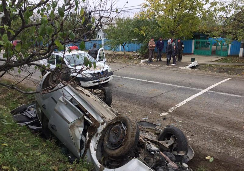 ACCIDENT: A mâncat sticksuri la volan şi a ajuns cu roţile în sus