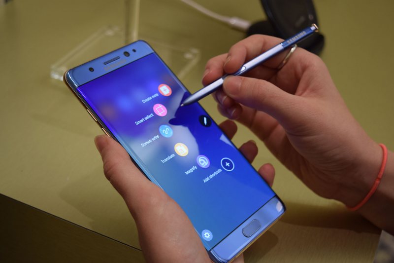 PERICOL: Smartphone-ul Samsung Galaxy Note 7, interzis de mai multe companii aeriene, din cauza riscului de a lua foc PERICOL: Smartphone-ul Samsung Galaxy Note 7, interzis de mai multe companii aeriene, din cauza riscului de a lua foc