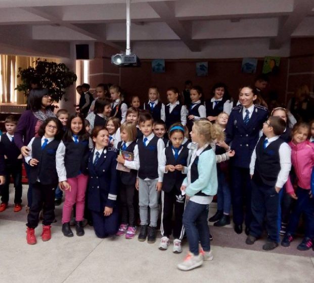 PREZENȚI ÎN ȘCOLI: Polițiștii au desfășurat activități cu copii de Ziua Educației PREZENȚI ÎN ȘCOLI: Polițiștii au desfășurat activități cu copii de Ziua Educației