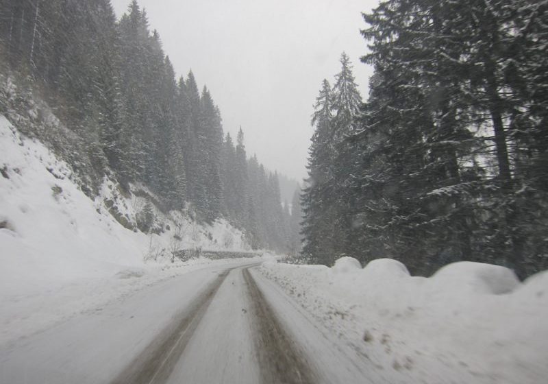 PRIMELE PROBLEME: Trafic rutier restricţionat pe Transalpina din cauza viscolului şi a zăpezii