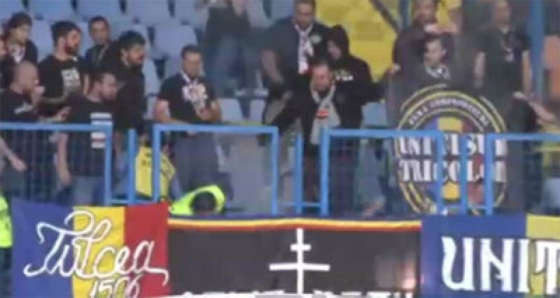 PROBLEME: Incidente între suporterii români şi organizatori, la meciul cu Armenia, pe tema afişării bannerelor PROBLEME: Incidente între suporterii români şi organizatori, la meciul cu Armenia, pe tema afişării bannerelor