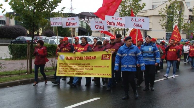 PROTESTE: Peste 300 de lucrători poştali din cinci judeţe au pichetat Palatul Administrativ din Baia Mare PROTESTE: Peste 300 de lucrători poştali din cinci judeţe au pichetat Palatul Administrativ din Baia Mare