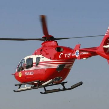 Duși la spital cu elicopterul SMURD după ce s-au răsturnat cu tractorul