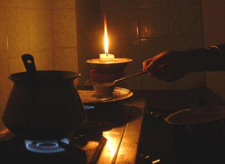 SE ÎNTÂMPLĂ ÎN SECOLUL XXI: Peste 180 de case din Poienile de sub Munte nu au curent electric SE ÎNTÂMPLĂ ÎN SECOLUL XXI: Peste 180 de case din Poienile de sub Munte nu au curent electric