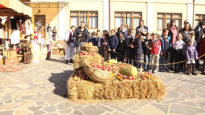 SPECIAL: Decoruri inedite și atracții culinare aparte la Sărbătoarea Mărului SPECIAL: Decoruri inedite și atracții culinare aparte la Sărbătoarea Mărului