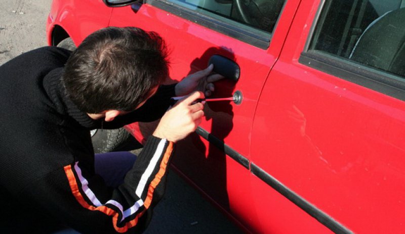 TÂLHĂRIE LA DRUMUL MARE: Unui bărbat din Budești i-au fost furați banii din propriul autoturism TÂLHĂRIE LA DRUMUL MARE: Unui bărbat din Budești i-au fost furați banii din propriul autoturism