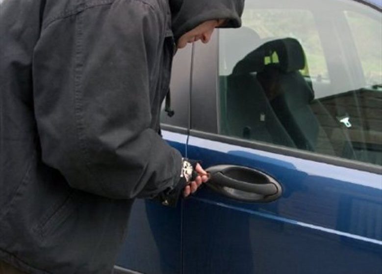 TRAȘI LA RĂSPUNDERE: Doi tineri din Maramureș cercetați pentru furt de autoturisme