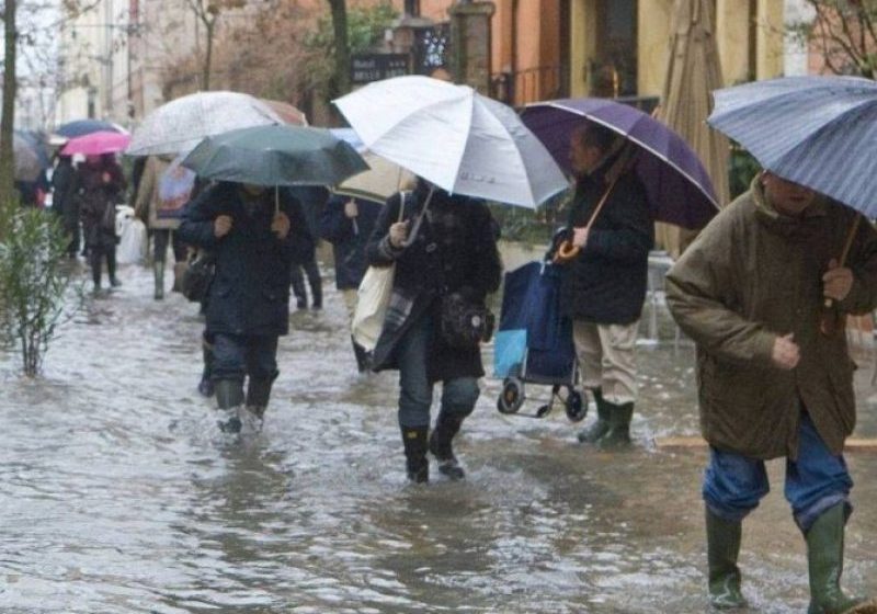 VREME REA ÎN TOATĂ ȚARA: Precipitații moderate și ninsori la munte, de miecuri seară până joi dimineață