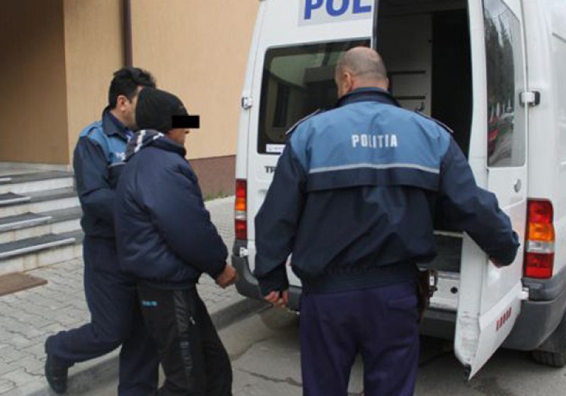 AU PUS GHEARA PE EL: Un urmărit național a fost prins de polițiștii maramureșeni