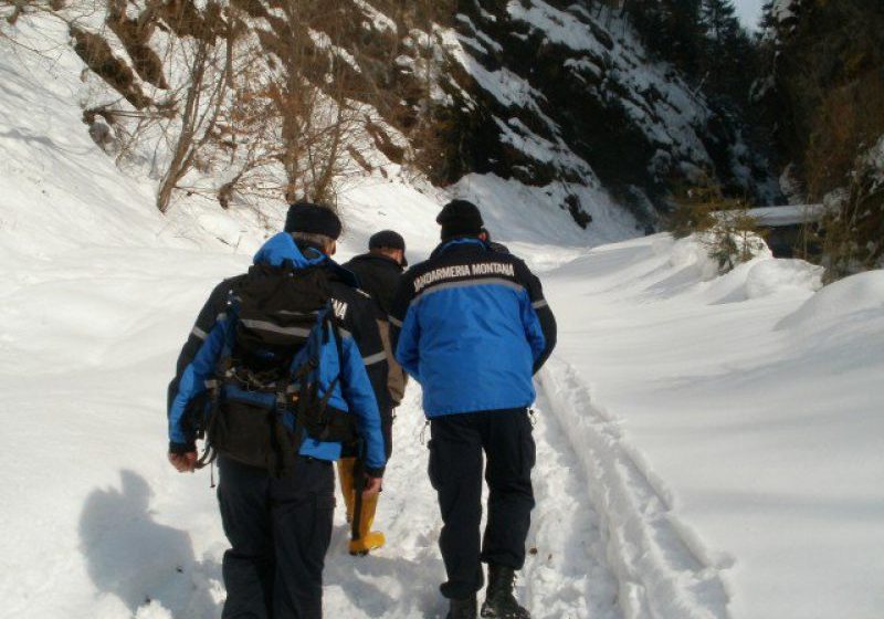 RECOMANDĂRI: Ce îi sfătuiesc jandarmii montani pe turiști