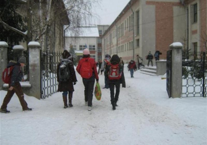 DIN NOU ÎN BĂNCI: Elevii și preșcolarii din toate județele se întorc la cursuri