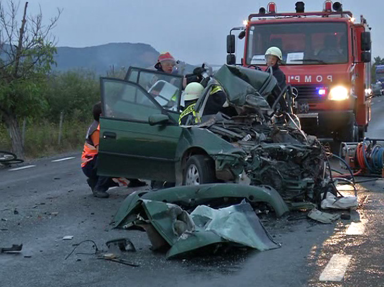 ACCIDENT GRAV: Trei oameni au ajuns la spital, după ce două maşini conduse de tineri s-au izbit frontal