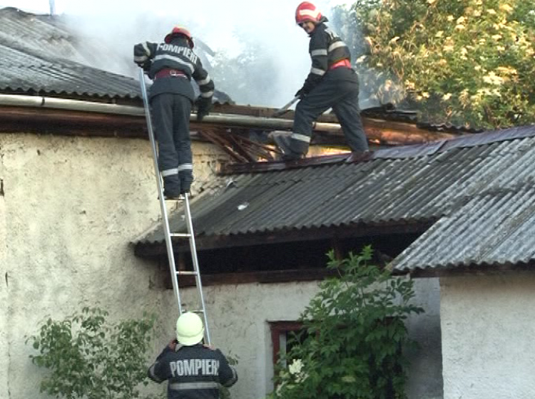 112: Acoperiş cuprins de flăcări, la Borşa