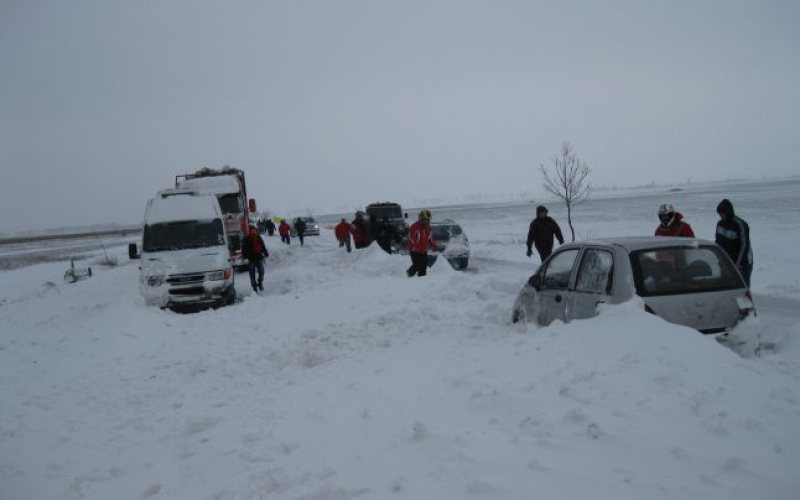 JANDARMII ÎN ACȚIUNE: Persoane blocate în mașină din cauza zăpezii, în Maramureș JANDARMII ÎN ACȚIUNE: Persoane blocate în mașină din cauza zăpezii, în Maramureș