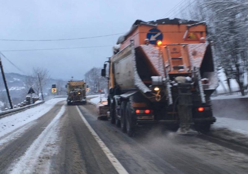 MĂSURI: A fost suplimentat numărul utilajelor de deszăpezire care acţionează  pe drumurile din Maramureş