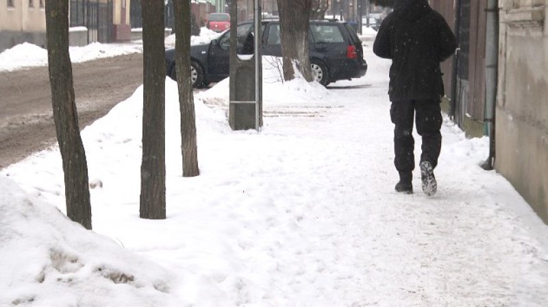 O SOLUȚIE: Problema trotuarelor înzăpezite s-ar putea rezolva dacă persoanele cu ajutor social ar munci în folosul comunității O SOLUȚIE: Problema trotuarelor înzăpezite s-ar putea rezolva dacă persoanele cu ajutor social ar munci în folosul comunității