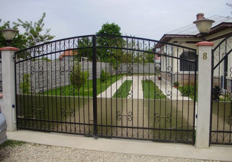 PĂSTRĂTORII OBICEIURILOR: Au respectat tradiția din ajunul Bobotezei și au furat poarta unei femei. S-a lăsat cu dosar penal