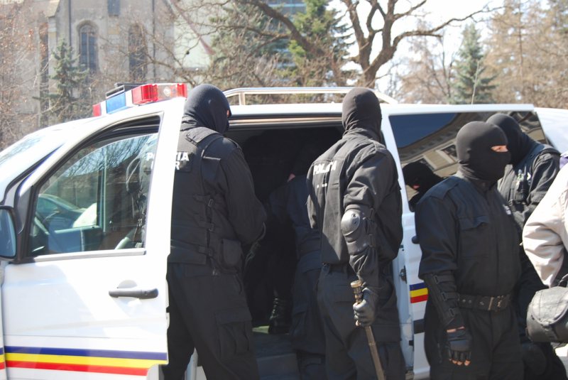 POLIȚIA ROMÂNĂ: 120 de percheziții în două săptămâni pentru destructurarea unor grupări infracționale; peste 2 kg de droguri ridicate POLIȚIA ROMÂNĂ: 120 de percheziții în două săptămâni pentru destructurarea unor grupări infracționale; peste 2 kg de droguri ridicate