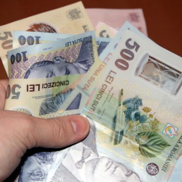 Au intrat în casă peste o bătrână, au agresat-o și i-au luat banii