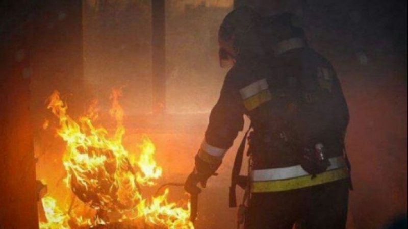 INCENDIU: Locatari evacuaţi din cauza unui fier de călcat uitat în priză INCENDIU: Locatari evacuaţi din cauza unui fier de călcat uitat în priză