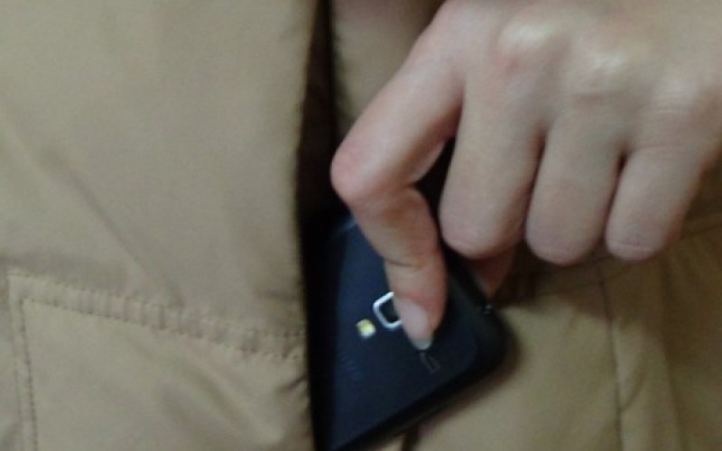 SE ÎNTÂMPLĂ ÎN SIGHET: O cerșetoare i-a furat unui maramureșean telefonul din buzunar SE ÎNTÂMPLĂ ÎN SIGHET: O cerșetoare i-a furat unui maramureșean telefonul din buzunar