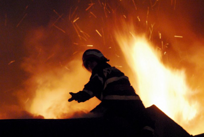 Apartament în flăcări, 30 de persoane evacuate din bloc Apartament în flăcări, 30 de persoane evacuate din bloc