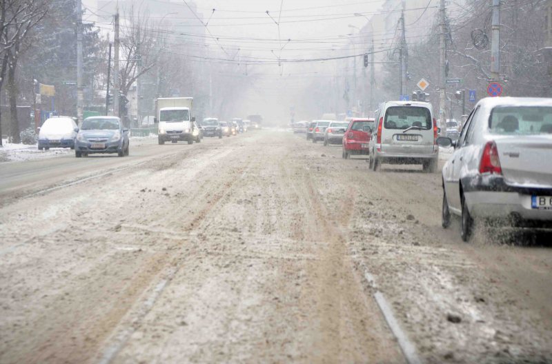 SFATURI PENTRU SIGURANȚĂ: Polițiștii recomandă șoferilor să conducă prudent datorită condițiilor meteo SFATURI PENTRU SIGURANȚĂ: Polițiștii recomandă șoferilor să conducă prudent datorită condițiilor meteo