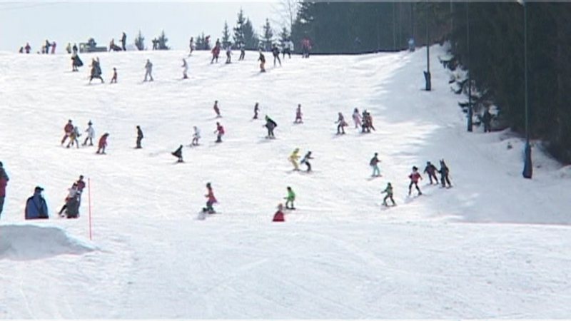 SPORT FĂRĂ VÂRSTĂ: Învățăceii de la cursurile de schi au de la 2 până la 65 de ani SPORT FĂRĂ VÂRSTĂ: Învățăceii de la cursurile de schi au de la 2 până la 65 de ani