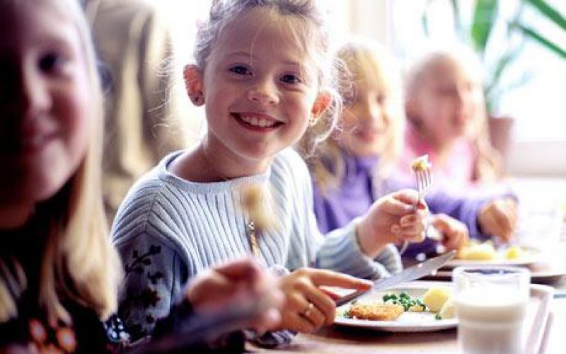 SUPORT ALIMENTAR: Preşcolarii şi elevii din 50 de unităţi de învăţământ vor primi mâncare gătită SUPORT ALIMENTAR: Preşcolarii şi elevii din 50 de unităţi de învăţământ vor primi mâncare gătită