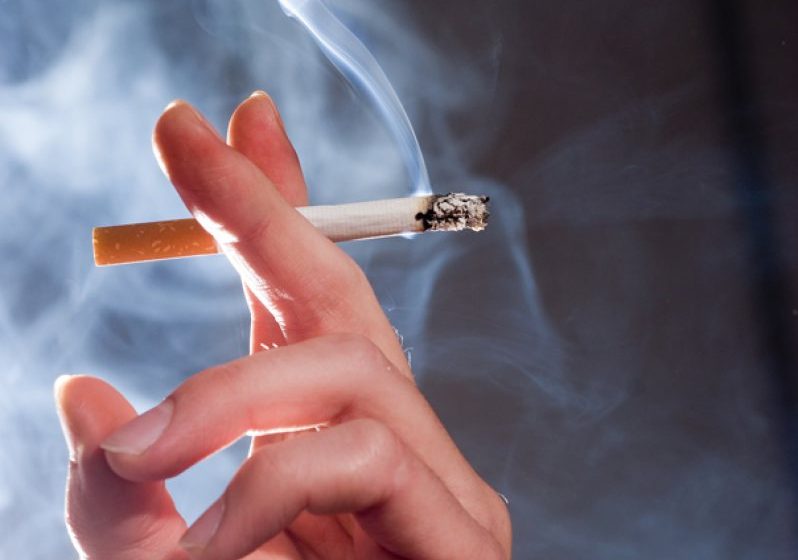 SCANDAL: Bărbat băgat în comă de un vecin deranjat de fumul de ţigară