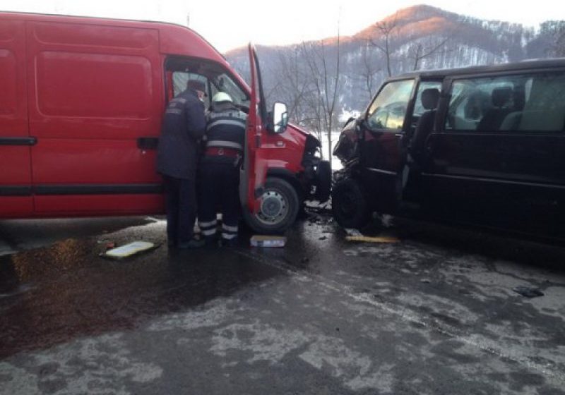 ACCIDENT GRAV: Microbuz cu 5 pasageri lovit frontal de o autoutilitară