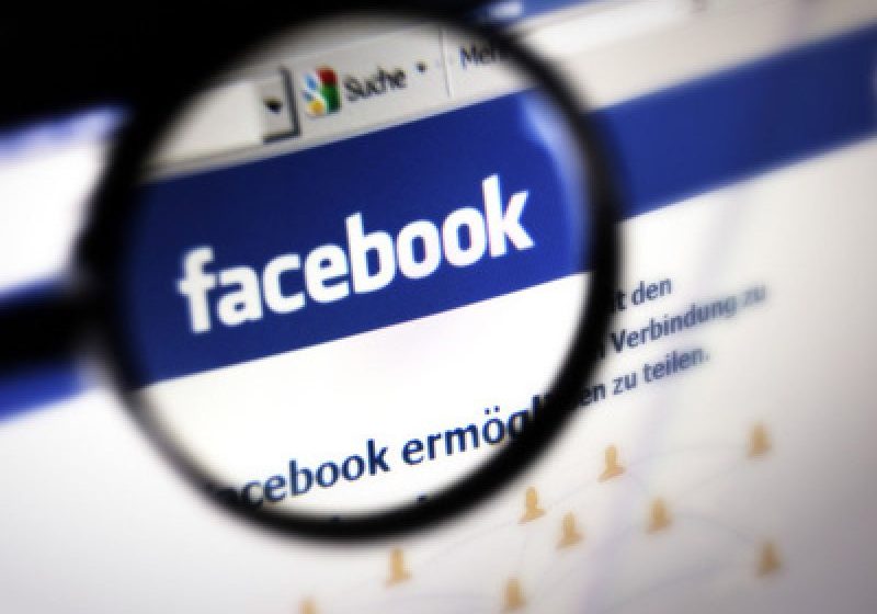 VIAȚA TRĂITĂ VIRTUAL: Cei care petrec mult timp pe rețelele de socializare pot ajunge dependenți de acestea