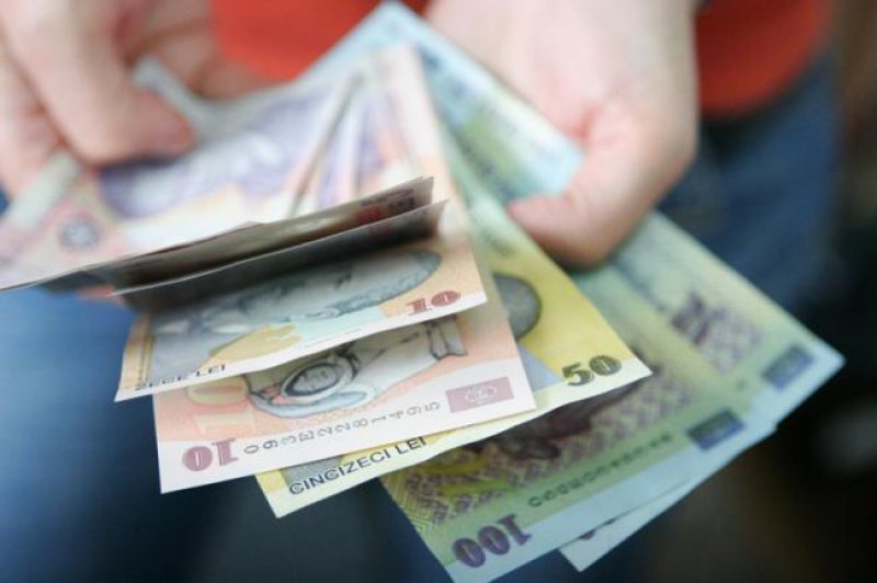 CREȘTERI SALARIALE: De luna asta se vor majora salariile paznicilor, îngrijitorilor și muncitorilor din școli și universități CREȘTERI SALARIALE: De luna asta se vor majora salariile paznicilor, îngrijitorilor și muncitorilor din școli și universități