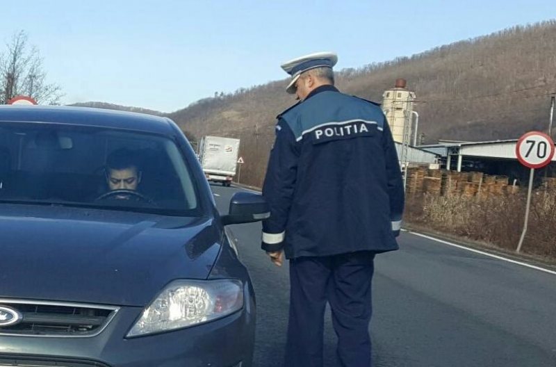 CONTROALE ÎN TRAFIC: Peste 400 de șoferi controlați și peste 20 de permise reținute CONTROALE ÎN TRAFIC: Peste 400 de șoferi controlați și peste 20 de permise reținute