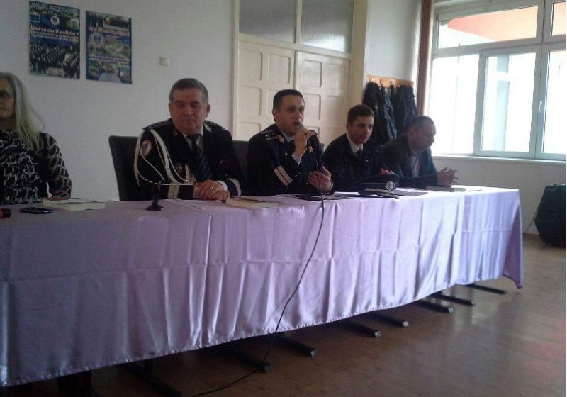 EVENIMENT: S-a lansat un volum de teste de pregătire pentru elevii care doresc să urmeze o carieră în Poliție EVENIMENT: S-a lansat un volum de teste de pregătire pentru elevii care doresc să urmeze o carieră în Poliție