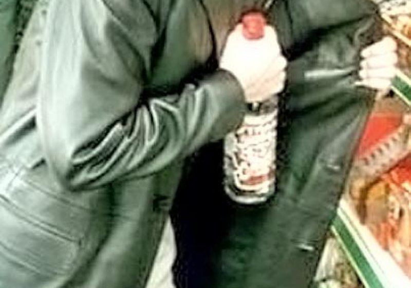 FIECARE CU CE-L DOARE: Au furat o sticlă de băutură și un parfum FIECARE CU CE-L DOARE: Au furat o sticlă de băutură și un parfum