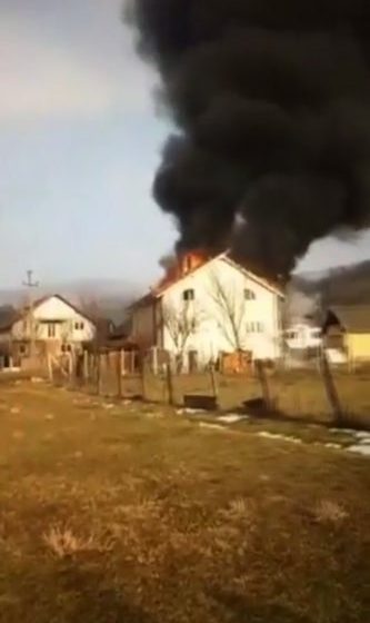 INCENDIU: Acoperiș în flăcări, la Rozavlea