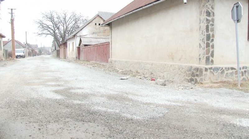 ÎNCERCAREA MOARTE N-ARE: Reabilitare experimentală pe strada Căprioarei. Dacă va ține se vor face și alte reparații prin aceeași metodă ÎNCERCAREA MOARTE N-ARE: Reabilitare experimentală pe strada Căprioarei. Dacă va ține se vor face și alte reparații prin aceeași metodă