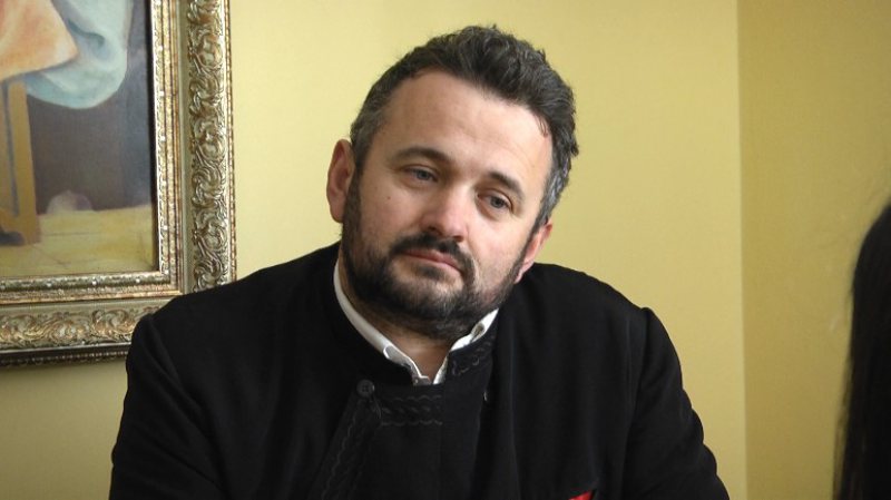 REPORTAJUL ZILEI: Un preot din Maramureș a devenit tată pentru copiii din centrele de plasament
