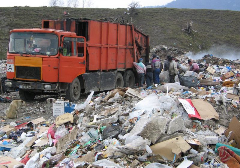 TRAȘI LA RĂSPUNDERE: Comisia Europeană a dat în judecată România pentru gropile de gunoi neconforme