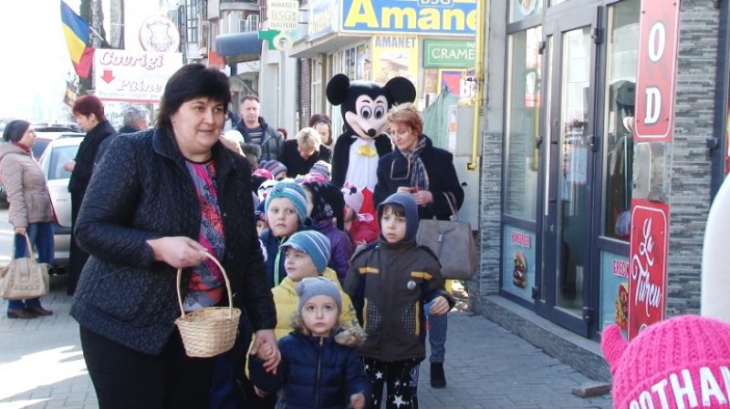 UN GEST SPECIAL: Prichindeii de la Grădinița nr. 7 au dăruit mărțișoare pe stradă UN GEST SPECIAL: Prichindeii de la Grădinița nr. 7 au dăruit mărțișoare pe stradă