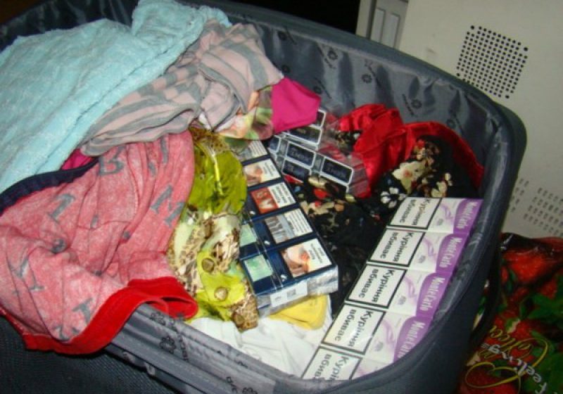 AMENDĂ USTURĂTOARE: 400 pachete de țigări de contrabandă găsite în bagajele unei sătmărence