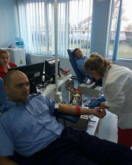 CAMPANIE UMANITARĂ: Jandarmii salvează o viaţă