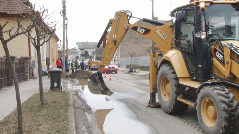 CONDUCTĂ SPARTĂ: O avarie la branșamentul de apă a lăsat locuitorii de pe Ștefan cel Mare fără apă CONDUCTĂ SPARTĂ: O avarie la branșamentul de apă a lăsat locuitorii de pe Ștefan cel Mare fără apă