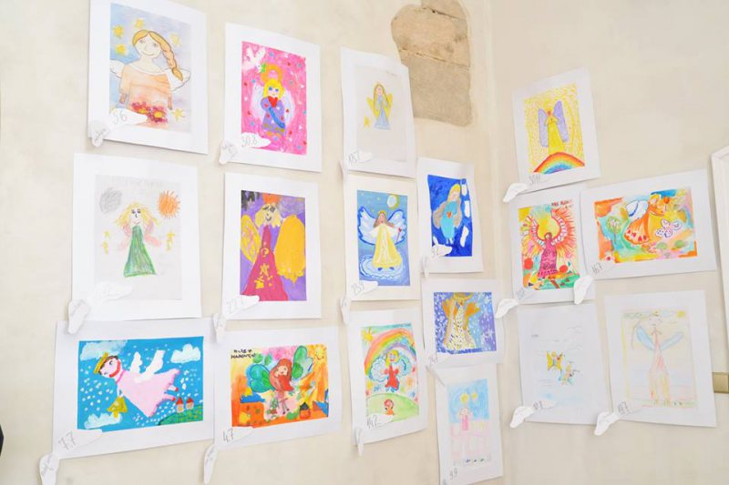 CULORILE PĂCII: Desenele a două fetițe din Sighet au ajuns la expoziție într-un castel din Cehia