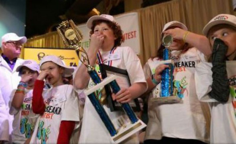 INEDIT: Deținătorul celui mai "puturos" pantof sport, premiat la un concurs INEDIT: Deținătorul celui mai "puturos" pantof sport, premiat la un concurs