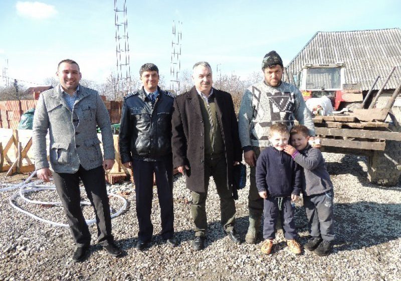 GEST CARITABIL: O familie cu 10 copii, ajutată de polițiștii sigheteni