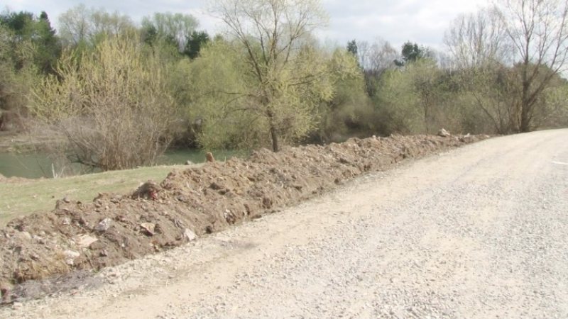ÎN LUCRU: Lucrări la dig și acțiuni de salubrizare în Valea Cufundoasă ÎN LUCRU: Lucrări la dig și acțiuni de salubrizare în Valea Cufundoasă